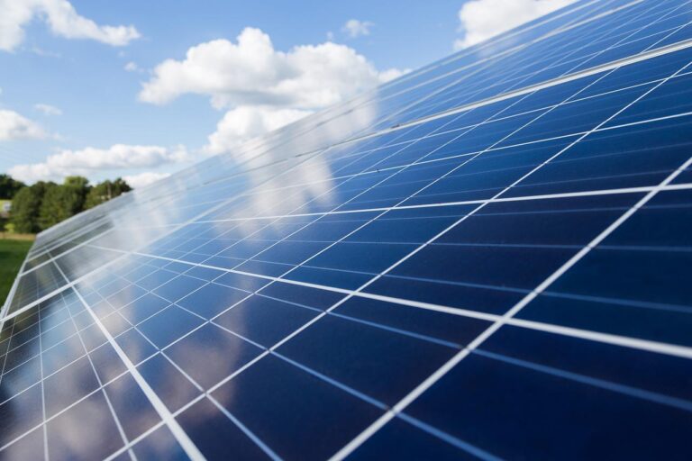 Stap over op zakelijke zonnepanelen voor je bedrijf